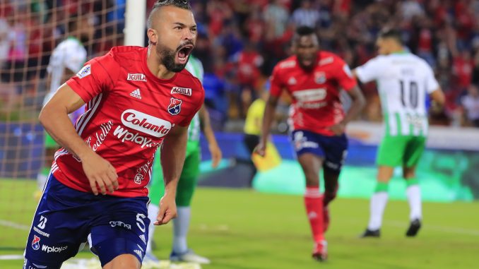 Andrés Cadavid celebrando en el clásico 310.