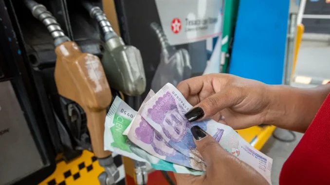 El bono de compensación de gasolina para taxistas será girado a final de mes con una tarifa que establecerá el gobierno