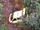 El taxi terminó en una cañada.