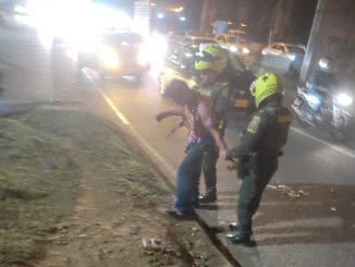El momento en el que la Policía arrestó al señalado ladrón.