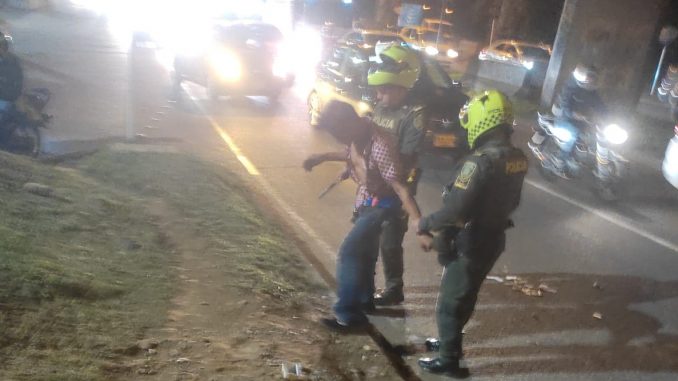 El momento en el que la Policía arrestó al señalado ladrón.