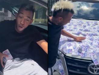 Con cinta doble faz pegó los billetes en la camioneta.