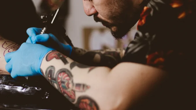 Proceso de tatuaje.