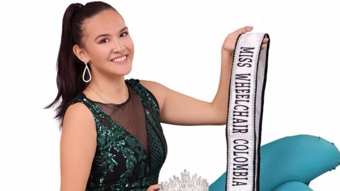 La mujer de 25 años estudia publicidad