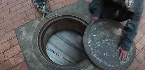 Hombre vive en una alcantarilla en Bogotá