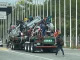 Una decena de jóvenes viajaron pegados en un planchón. Aunque en un principio se habló de un atraco masivo, la Policía desmintió esta versión.
