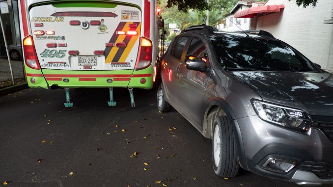 En choques como este los conductores están obligados a retirar los carros.