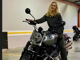 La embajadora de Alemania en Colombia ha demostrado a través de redes sociales su amor por las motos y los viajes
