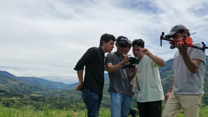 La Escuela de Drones tiene 420 cupos disponibles en tres programas.
