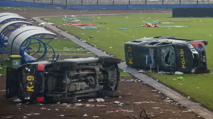 Varios asistentes quemaron carros de la polícia y causaron destrozos
