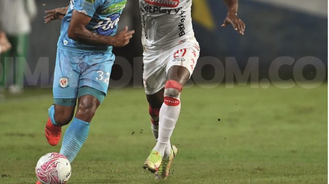 Duelo en el partido Jaguares vs. Santa Fe.