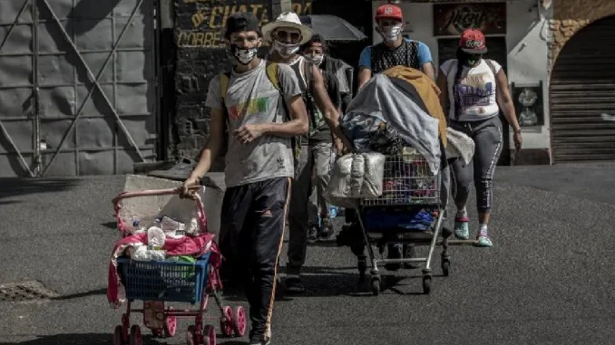 Miles de migrantes venezolanos están varados en Medellín y Necoclí mientras esperan comenzar la travesía hasta EE.UU