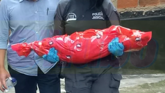 El niño murió en su casa.