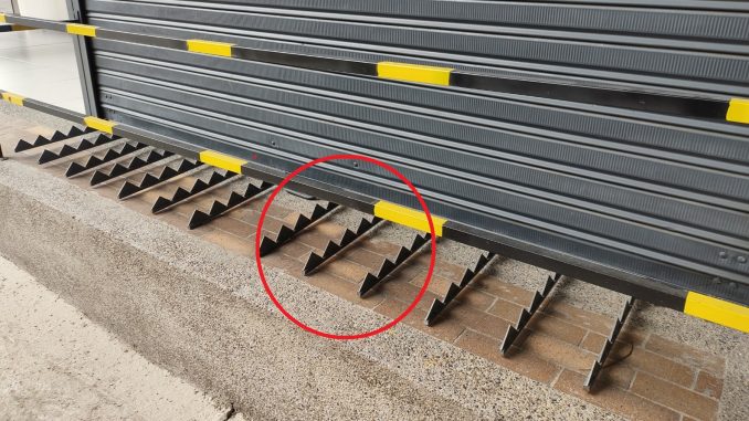 Rejas con chuzos en locales comerciales.