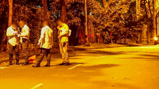 Sicarios alcanzaron a la pareja que iba en un carro y los balearon.