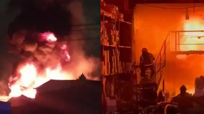 Voraz incendio en bodegas de Guayabal