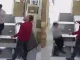 Joven se cayó a un hueco por estar pegado del celular