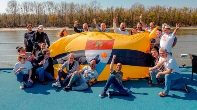 Posando con la bandera de Liberland.