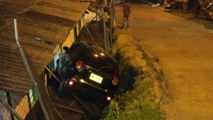 El conductor del carro perdió el control y terminó en una casa.