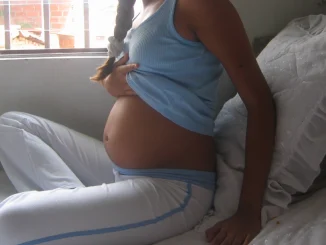Mujer fingió embarazo.