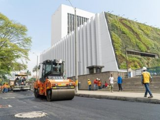 Calle pavimentada en Medellín