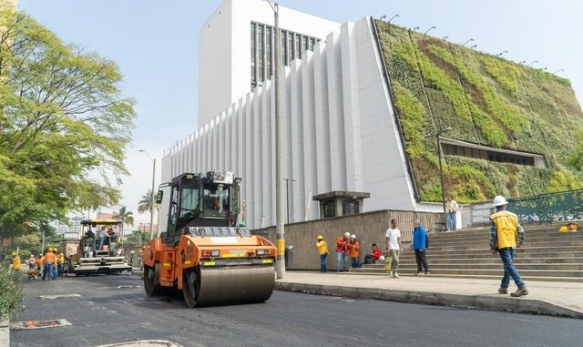 Calle pavimentada en Medellín