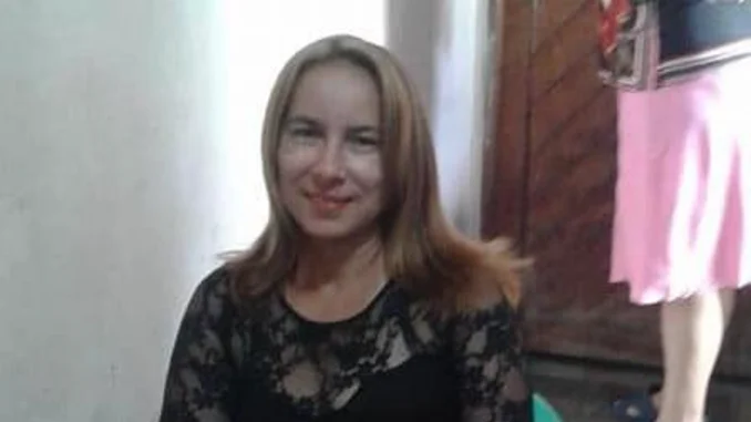 La mujer fue encontrada en el patio de su casa.