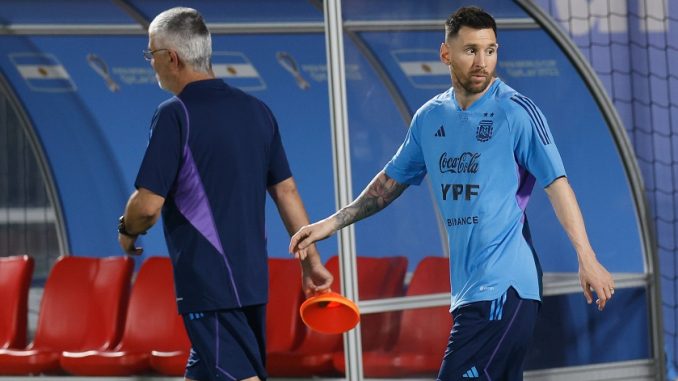 Lionel Messi en entrenamiento de Argentina en Catar.