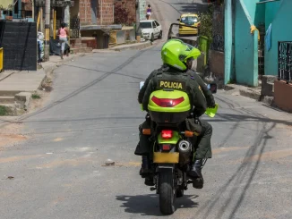 El policía también deberá pagar una multa.