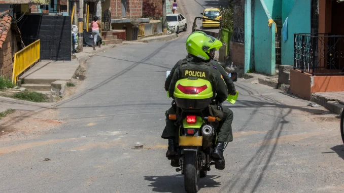 El policía también deberá pagar una multa.