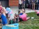 En el video viral, dos luchadores se pelean durante una revelación de sexo del bebé.