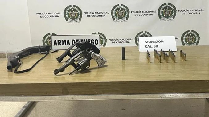Estas son las armas halladas en el taxi.
