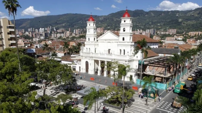 Retiró 40 millones de pesos en el parque de Envigado y le robaron
