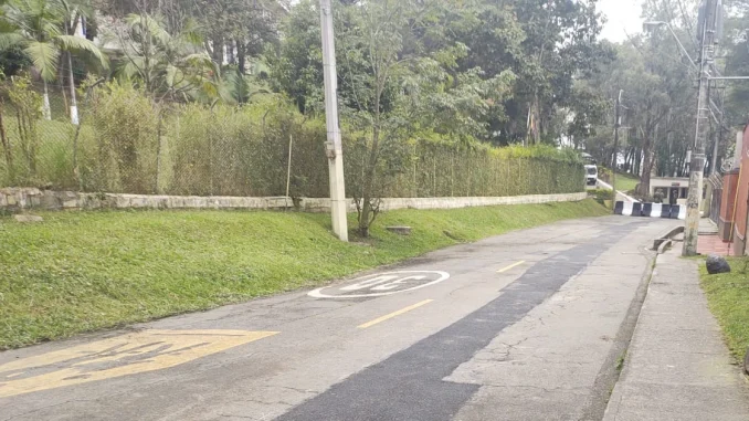 Esta calle fue cerrada por el Batallón hace varios días, y fue aquí que celebraron en la madrugada.