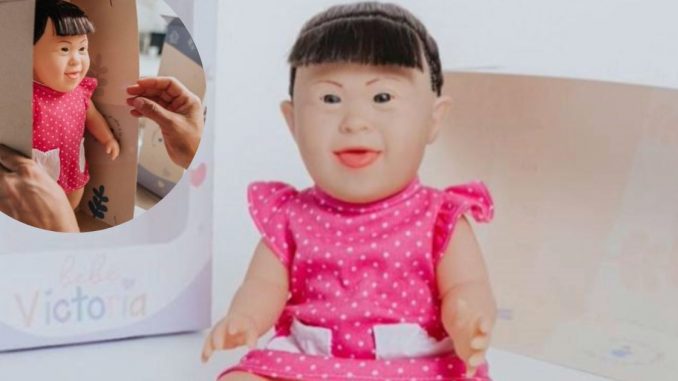 Muñeca con rasgos de síndrome de Down