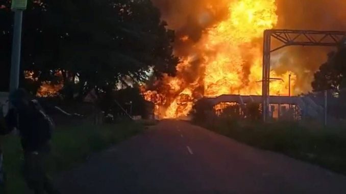 Camión cargado de gasolina explotó