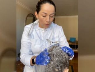 Mujer que saca piojos en Estados Unidos