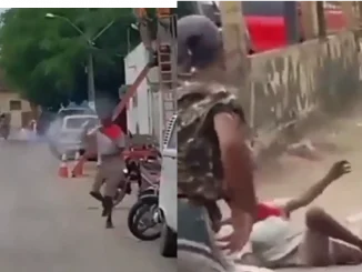 El hombre que amenazaba a los policías terminó en el suelo gracias a un coco con el que fue golpeado.