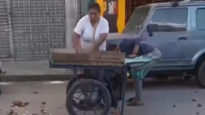 Mujer lanza verduras al piso