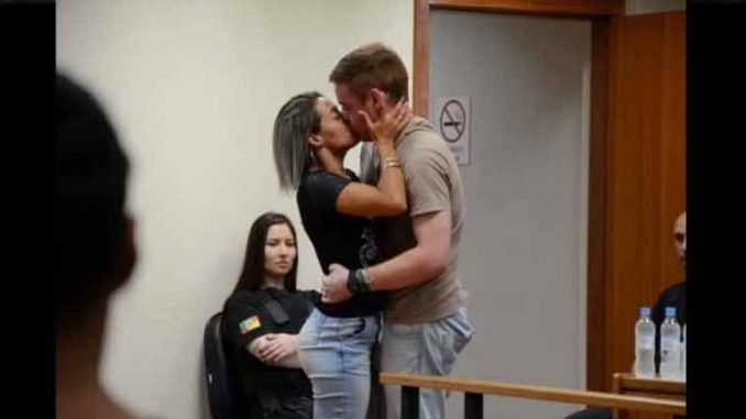 Mujer besa a su novio que intentó matarla