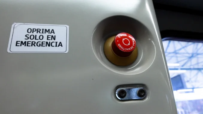 Mal uso del botón rojo retrasa la operación del metro