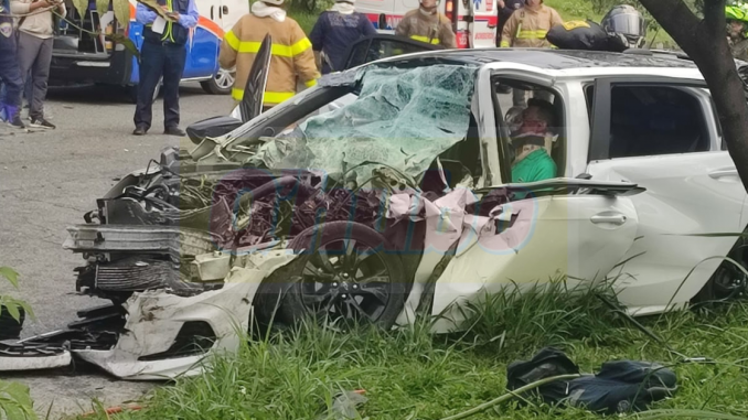 El Cuerpo de Bomberos de Envigado tuvieron que realizar maniobras de rescate para sacar al conductor del vehículo.