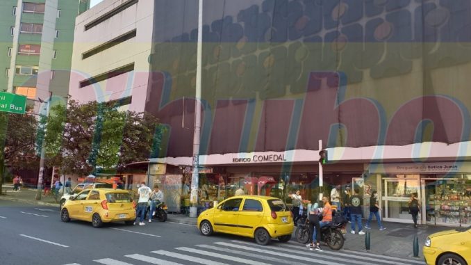 La mujer se desmayó durante el procedimiento estético.