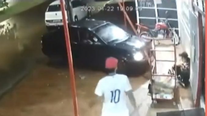 Joven atropelló en 2 oportunidades a su padrastro.