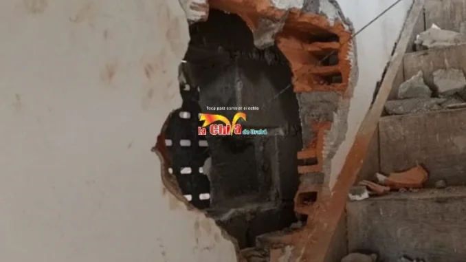 Los ladrones ingresaron a través de este hueco en la pared de una casa vecina