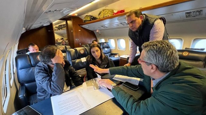 Gustavo Petro en el avión presidencial.