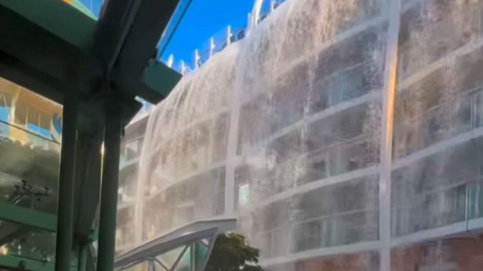 Piscina de un crucero se desborda