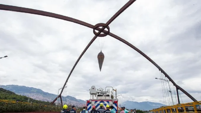La plomada está ubicada en un importante intercambio vial, entre la Autopista Sur y la Norte.
