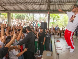 El cantante Ryan Castro visitó la Institución Educativa de la que se graduó en el barrio Pedregal y compartió con sus estudiantes.