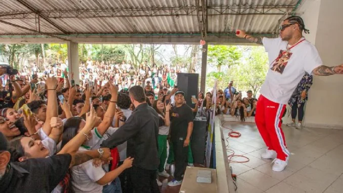 El cantante Ryan Castro visitó la Institución Educativa de la que se graduó en el barrio Pedregal y compartió con sus estudiantes.